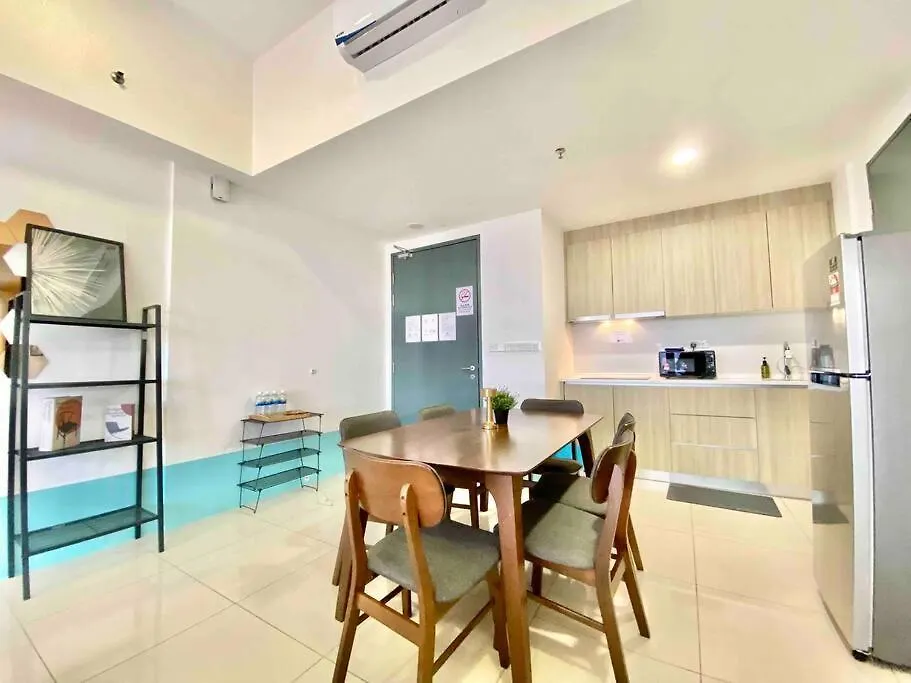 Tropicana 218 Macalister #Top Floor #Wideangleviews #Infinitypool #Georgetown #8Pax #3Br 2Bath #2Queen 4Single #Near Island Hospital #Quality Well Maintained #Private Host Appartement