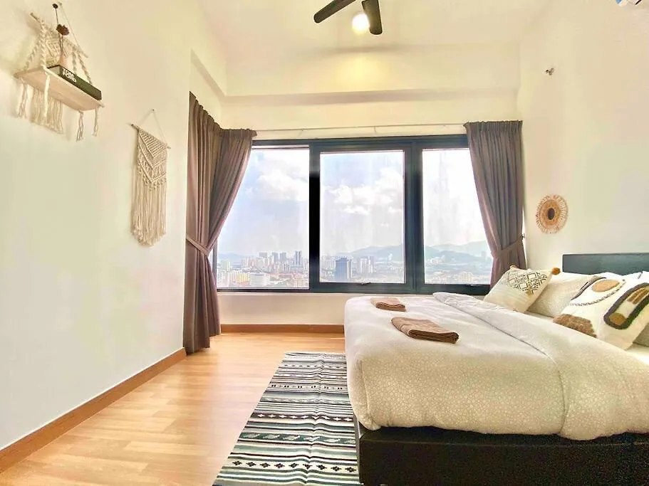 Tropicana 218 Macalister #Top Floor #Wideangleviews #Infinitypool #Georgetown #8Pax #3Br 2Bath #2Queen 4Single #Near Island Hospital #Quality Well Maintained #Private Host