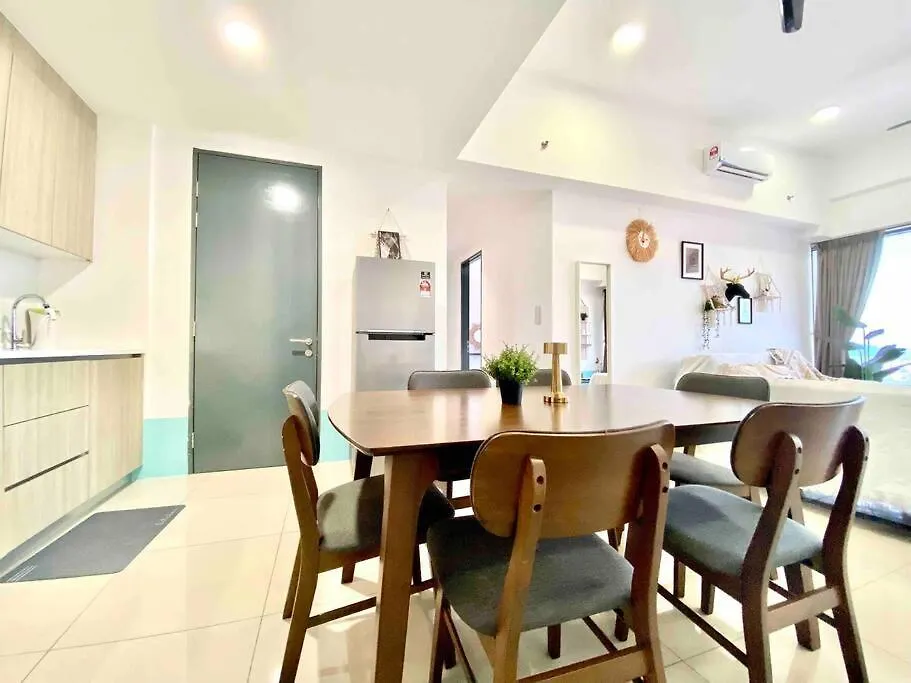 Tropicana 218 Macalister #Top Floor #Wideangleviews #Infinitypool #Georgetown #8Pax #3Br 2Bath #2Queen 4Single #Near Island Hospital #Quality Well Maintained #Private Host Appartement