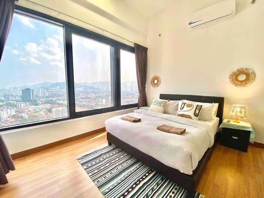 Tropicana 218 Macalister #Top Floor #Wideangleviews #Infinitypool #Georgetown #8Pax #3Br 2Bath #2Queen 4Single #Near Island Hospital #Quality Well Maintained #Private Host 0*, George Town
