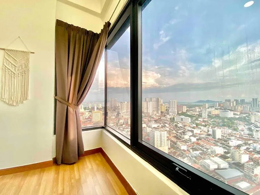 Tropicana 218 Macalister #Top Floor #Wideangleviews #Infinitypool #Georgetown #8Pax #3Br 2Bath #2Queen 4Single #Near Island Hospital #Quality Well Maintained #Private Host