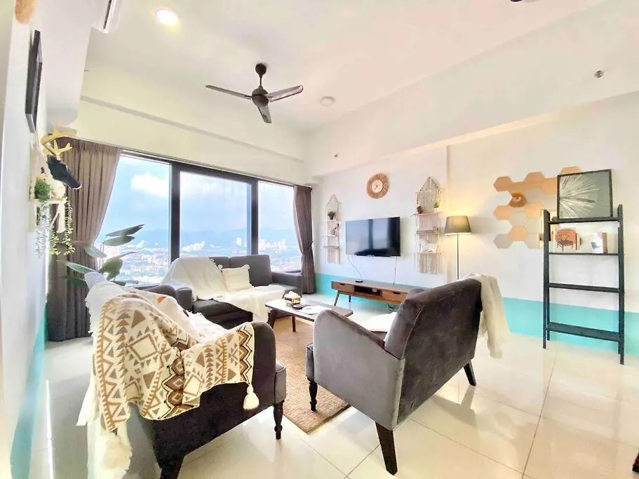 Tropicana 218 Macalister #Top Floor #Wideangleviews #Infinitypool #Georgetown #8Pax #3Br 2Bath #2Queen 4Single #Near Island Hospital #Quality Well Maintained #Private Host