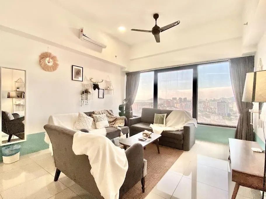 Tropicana 218 Macalister #Top Floor #Wideangleviews #Infinitypool #Georgetown #8Pax #3Br 2Bath #2Queen 4Single #Near Island Hospital #Quality Well Maintained #Private Host 0*, George Town Malesia