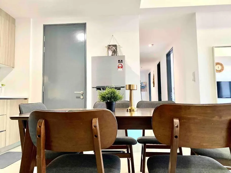 Tropicana 218 Macalister #Top Floor #Wideangleviews #Infinitypool #Georgetown #8Pax #3Br 2Bath #2Queen 4Single #Near Island Hospital #Quality Well Maintained #Private Host Apartman George Town