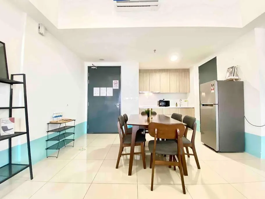 Apartman Tropicana 218 Macalister #Top Floor #Wideangleviews #Infinitypool #Georgetown #8Pax #3Br 2Bath #2Queen 4Single #Near Island Hospital #Quality Well Maintained #Private Host Malajzia